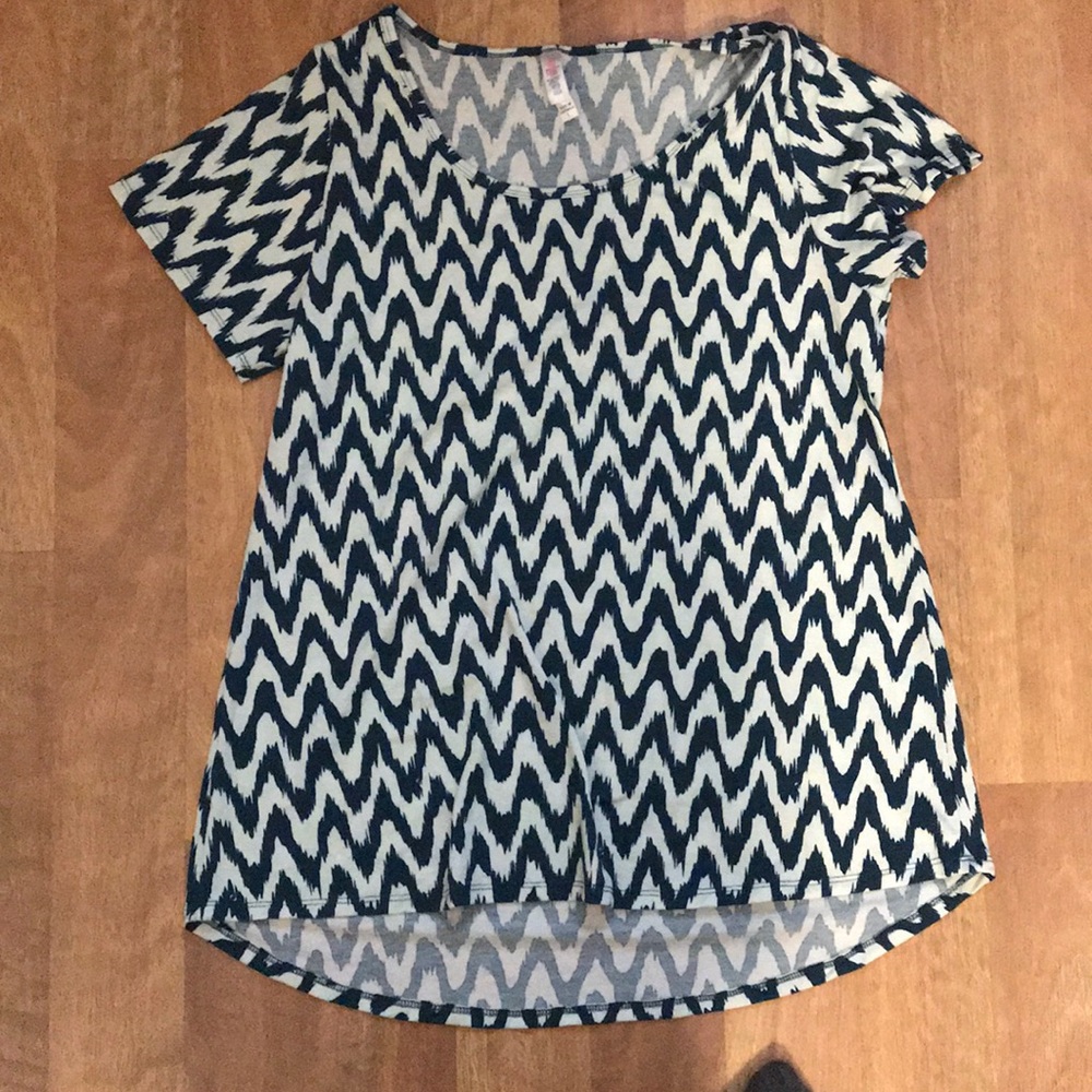 Lularoe Classic Tee EUC size Large